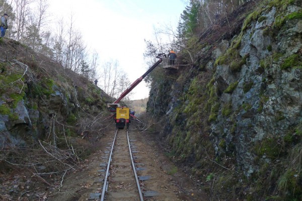 Skylift i arbete på södra bergväggen. Lok 19 Värtan är kopplad till trallan under skyliften. Hitre delen i bild är röjd.