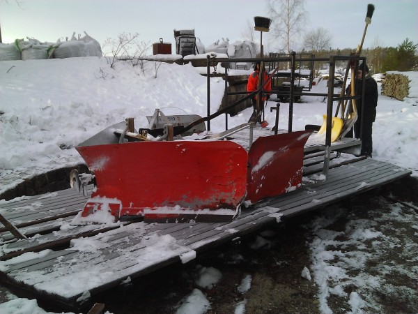 Snöplogen på vändskivan i Läggesta nedre