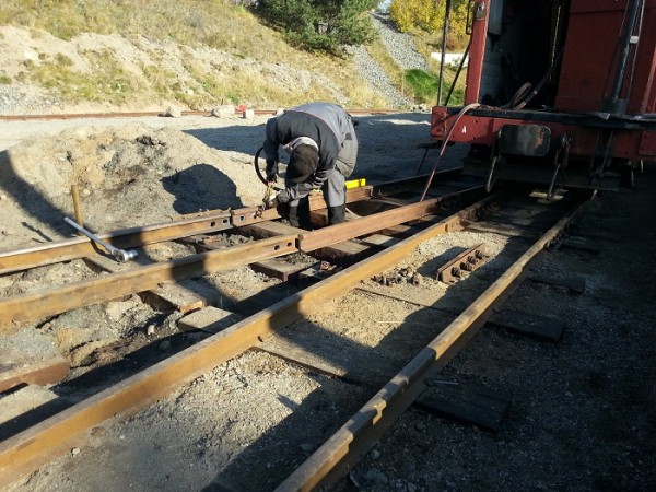 15 okt. Nya hål för skarvjärnsbult i kapade räler.