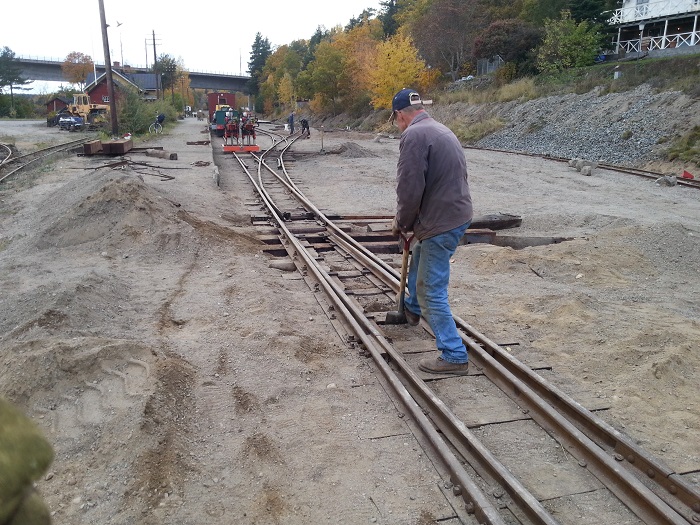 21 okt. Spårjustering. Stoppmaskinen i bakgrunden användes så mycket som möjligt men går inte att använda överallt i växlarna. Här handstoppas med spade på traditionellt sätt.