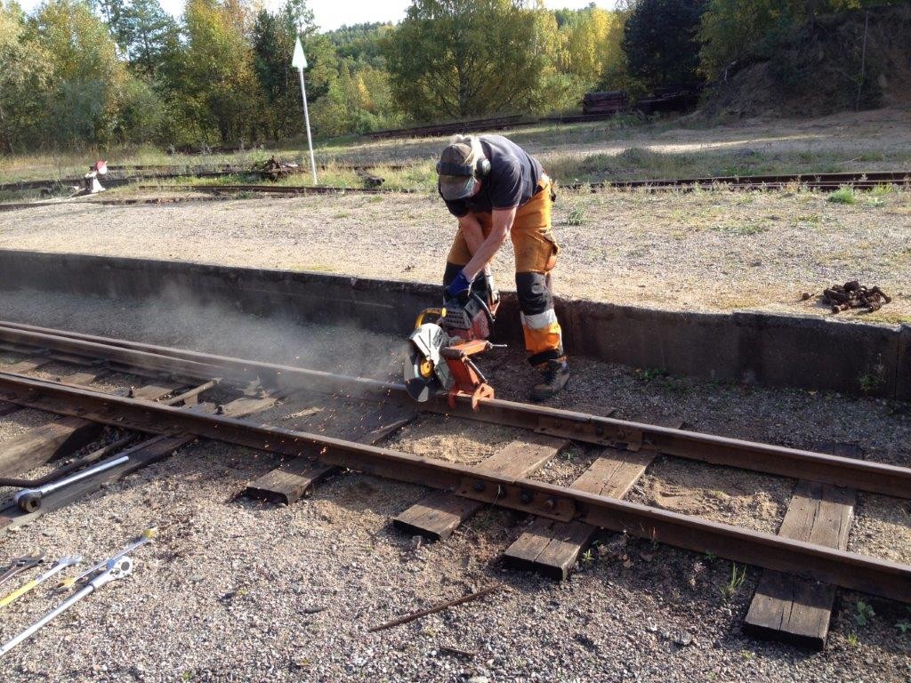 Förberedelse av flytt av växel 8, dess räler är för långa för det nya läget.