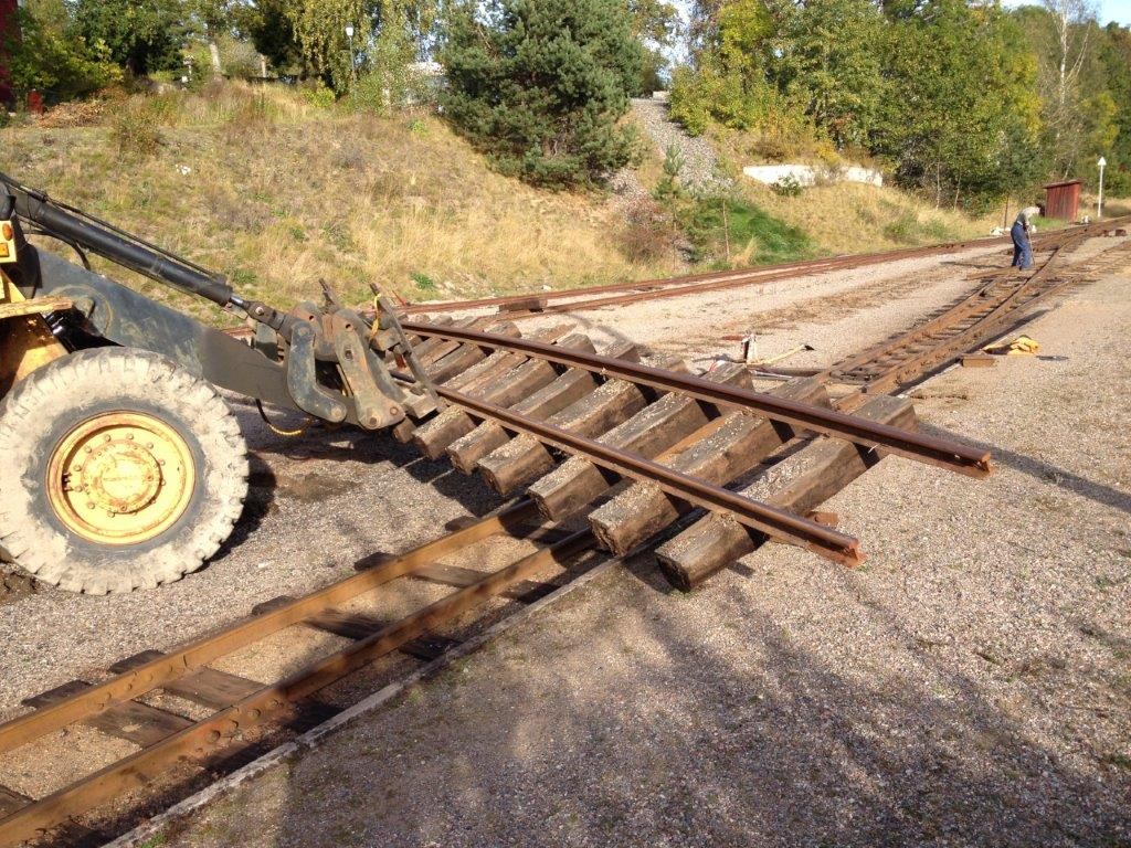 3 okt. Rivning av gamla infartsspåren. Spårspann lyfts ur.