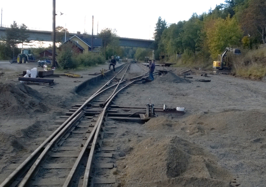 11 okt. Växlarna på plats, några passbitar räler saknas ännu.